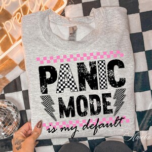 Le mode panique est mon PNG par défaut | Citation grunge sur la santé mentale PNG | Design sublimation éclair rose | Drôle de santé mentale png | Anxiété PNG |