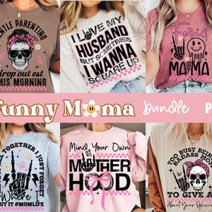 K&ouml;nnte beinhalten: Eine Auswahl an T-Shirts mit humorvollen Grafiken und Texten. Designs beinhalten einen Sch&auml;del mit Bandana, ein Smiley-Gesicht mit Peace-Zeichen und S&auml;tze wie "I love my husband but sometimes I wanna square up." Der Text "Funny Moma bundle PNG" ist ebenfalls sichtbar.