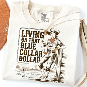 Cowgirl à col bleu PNG | Pays de l'Ouest png | Cow-girl Far West PNG | Fichier PNG sublimation de fille de ferme