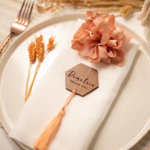 Tarjeta de lugar de boda personalizada, nombre de lugar de madera, configuración de lugar de boda, nombres de lugares, decoración de nombre de mesa de boda, asientos de invitados, nombre de invitado de boda