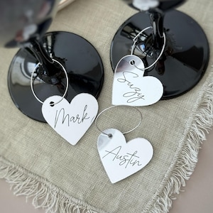 Étiquettes coeurs gravées, Charmes de vin en acrylique pour mariage personnalisé, Marqueurs EVJF, Marque-places d'invité personnalisés, Noms de lieu de mariage