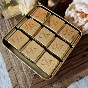 50 bomboniere di cioccolato, bomboniere di cioccolato per feste di fidanzamento e matrimonio, cioccolatini personalizzati per matrimonio, cioccolatini in plexiglass, bomboniere di nozze dorate