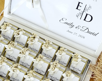 Recuerdos de boda personalizados con chocolate: flores secas rústicas y cinta.