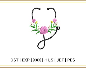 Puede incluir: Un diseño de estetoscopio bordado con una corona floral de flores rosas y amarillas y hojas verdes. El estetoscopio es negro, y el texto "DST | EXP | XXX | HUS | JEF | PES" está en la parte inferior.
