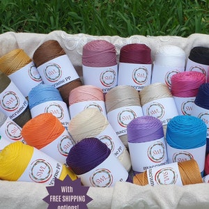Könnte beinhalten: Ein Korb gefüllt mit verschiedenen Farben von Makramee-Schnur, darunter Grün, Orange, Gelb, Lila, Blau, Rot und Braun. Die Schnur ist mit "SWL macrame PP" gekennzeichnet.