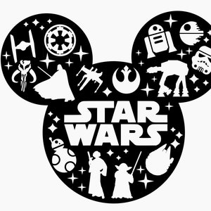 Puede incluir: Silueta en blanco y negro de las orejas de Mickey Mouse con varios personajes y símbolos de Star Wars en su interior, incluyendo Darth Vader, R2-D2, el Halcón Milenario y el símbolo de la Alianza Rebelde. El texto "STAR WARS" está en el centro.