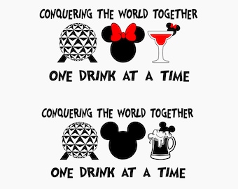 Puede incluir: Diseño gráfico en blanco y negro con el texto "CONQUERING THE WORLD TOGETHER ONE DRINK AT A TIME". El gráfico presenta una cabeza de Mickey Mouse, una cabeza de Minnie Mouse con un lazo rojo, un vaso de líquido rojo, una jarra de cerveza y una imagen en blanco y negro de la atracción Spaceship Earth en Epcot.