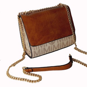 Może przedstawiać: Brązowa i beżowa torebka na ramię ze złotym łańcuszkiem. Torebka ma klapkę zamykaną na zatrzask i wzór z powtarzającym się słowem "Mimi" na przodzie.