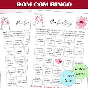 Puede incluir: Una tarjeta de bingo rosa y blanca con el título "Rom Com Bingo". La tarjeta tiene 25 casillas con diferentes escenas de películas de comedia romántica enumeradas en cada casilla. La tarjeta está diseñada para ser utilizada con amigos o familiares mientras se ve una película de comedia romántica.