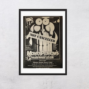 Könnte beinhalten: Gerahmtes Schwarz-Weiß-Poster für die Monty Python's Farewell Repeat Show mit einem Cartoon-Gesicht und den Worten "NOT CANCELLED". Das Poster enthält Showdetails und den Veranstaltungsort, Theatre Royal, Drury Lane.