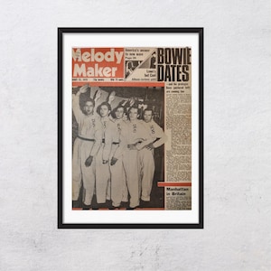 Op de afbeelding: Een ingelijste vintage krantenknipsel uit Melody Maker met de band Devo. De afbeelding toont de bandleden in witte jumpsuits, met de kop "BOWIE DATES". De krant is gedateerd 25 februari 1978.