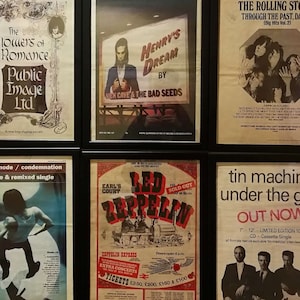 Puede incluir: Un collage de seis carteles de conciertos vintage. Los carteles est&aacute;n enmarcados en negro y presentan varias bandas, entre ellas Nick Cave & The Bad Seeds, Led Zeppelin y The Rolling Stones. Los carteles est&aacute;n impresos en papel envejecido con un tono amarillento.