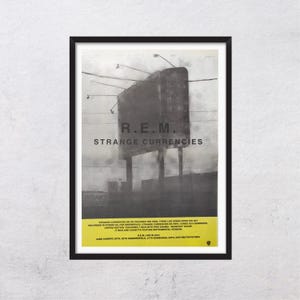 Peut inclure: Une affiche en noir et blanc avec une photo d'un panneau d'affichage qui indique "R.E.M. Strange Currencies". L'affiche est pour une tournée de concerts et comprend les dates et les lieux des spectacles.