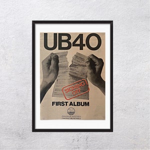Puede incluir: Un póster en blanco y negro con el texto "UB40" en letras grandes y en negrita. El póster también incluye el texto "First Album" y "Signing Off" en rojo. El póster está rasgado en el medio, con dos manos sujetando los bordes rasgados.