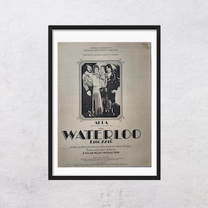 Op de afbeelding: Ingelijste vintage poster voor ABBA's nummer "Waterloo". De zwart-wit afbeelding toont de bandleden en de titel van het nummer in een vetgedrukte letter. De poster bevat tekst over het Eurovisie Songfestival en productiecredits.