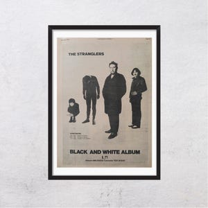 Puede incluir: Póster enmarcado de la banda The Stranglers en blanco y negro. El póster muestra a los miembros de la banda posando. El texto "BLACK AND WHITE ALBUM" se muestra, junto con las fechas de la gira y la información del álbum.