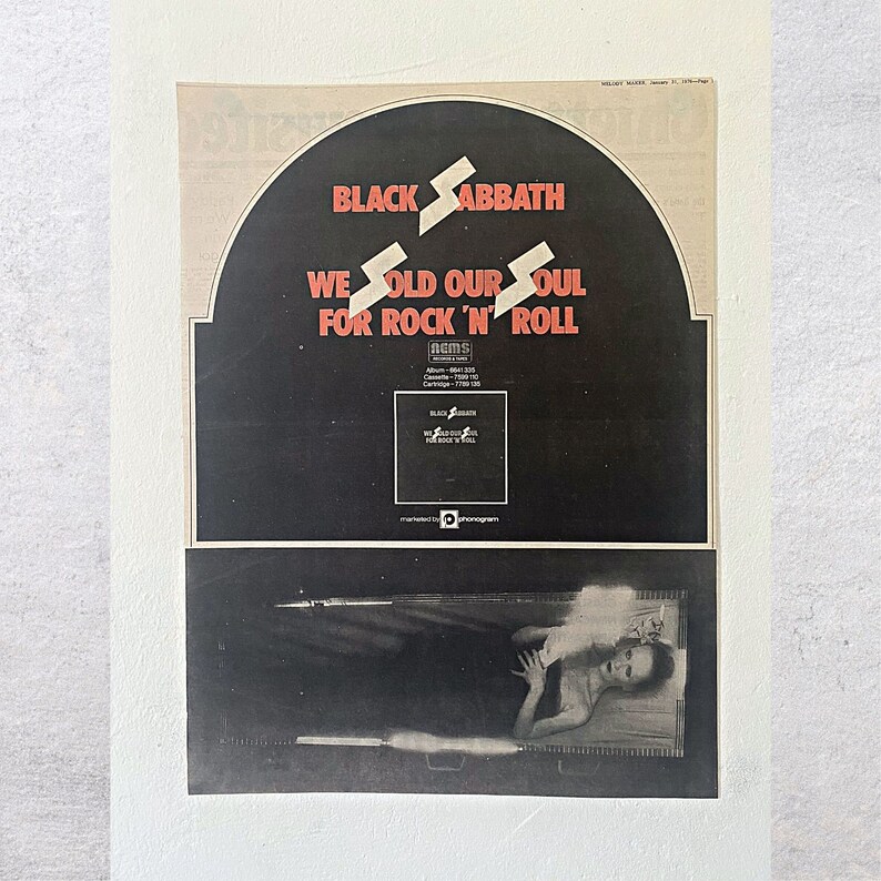 Puede incluir: Portada del &aacute;lbum de Black Sabbath para "We Sold Our Soul for Rock 'n' Roll". La portada del &aacute;lbum presenta una imagen en blanco y negro de una mujer acostada en un ata&uacute;d. El t&iacute;tulo del &aacute;lbum est&aacute; en texto rojo y blanco.