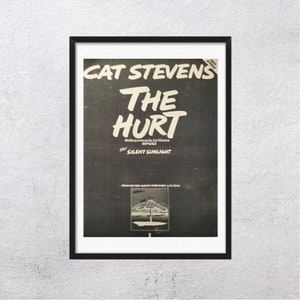 Könnte beinhalten: Ein Schwarzweiß-Werbeplakat für Cat Stevens' Single "The Hurt" aus seinem Album "Foreigner". Das Plakat zeigt den Songtitel in großen, fetten Buchstaben und den Albumtitel in kleineren Buchstaben darunter. Das Plakat enthält auch die B-Seite des Songs, "Silent Sunlight", und das Plattenlabel, WIP 6163.
