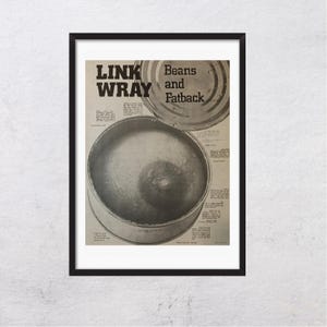 以下が含まれることがあります： 黒いフレームに入ったプリントで、「LINK WRAY」の文字が「Beans and Fatback」の缶の上にあります。缶は開いており、中身が見えます。背景は新聞印刷で、ヴィンテージ感があります。