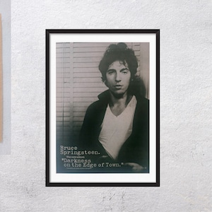 Puede incluir: Foto en blanco y negro de Bruce Springsteen, el nuevo álbum "Darkness on the Edge of Town."