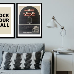 Puede incluir: Portada del &aacute;lbum de Black Sabbath con el nombre de la banda y las palabras "We Sold Our Soul For Rock 'n' Roll" en rojo y blanco. La portada del &aacute;lbum est&aacute; enmarcada y colgada en una pared.