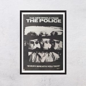 Puede incluir: Cartel promocional en blanco y negro para el single "Every Breath You Take" de The Police. El cartel presenta un primer plano de las caras de los miembros de la banda, con el nombre de la banda y el título del single en texto blanco.