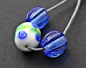 Blauwgroene bloemen handgemaakte Lampwork kralen set, handgemaakte glaskralen met bloemmotief, blauwe meloen kralen, ambachtelijke glaskralen