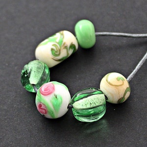 Roze groene wijn handgemaakte Lampwork kralen set, handgemaakte glazen kralen met bloemmotief, bloemen sieraden kralen, ambachtelijke glaskralen, afbeelding 2