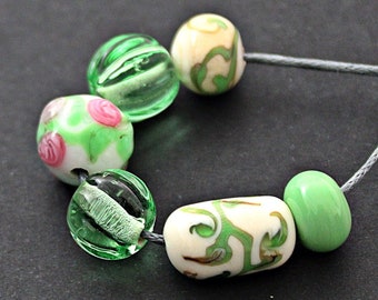 Roze groene wijn handgemaakte Lampwork kralen set, handgemaakte glazen kralen met bloemmotief, bloemen sieraden kralen, ambachtelijke glaskralen,