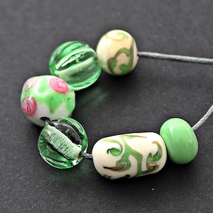 Roze groene wijn handgemaakte Lampwork kralen set, handgemaakte glazen kralen met bloemmotief, bloemen sieraden kralen, ambachtelijke glaskralen, afbeelding 1