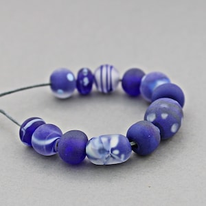 Dunkelblaue MATTE handgefertigte Glasperlen Set von 12, Indigo Blaue handgemachte Glasperlen, Romantische Glasschmuckperlen, Artisan Murano Perlen