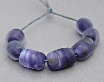 Juego de 7 cuentas de Murano hechas a mano en violeta mate, cuentas de vidrio orgánico hechas a mano, cuentas de Murano artesanales, cuentas de color morado oscuro para hacer joyas