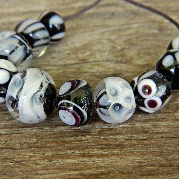 Perle de lampwork noir blanc fait à la main ensemble de 10, perles de verre blanches noires faites à la main, perles de verre artisanales pour bijoux classiques, perles de Murano noires