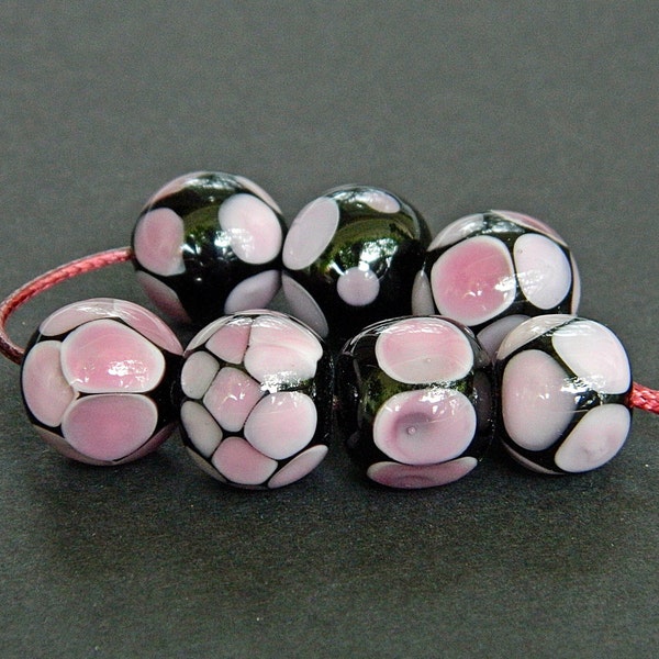 Ensemble de perles de chalumeau faites à la main rose noir de 7 perles, perles de verre faites à la main roses, perles artisanales pour collier en verre de Murano par MarianneLampwork