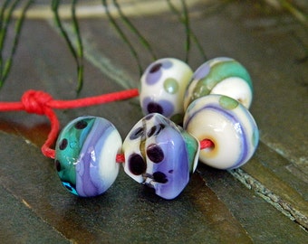 Juego de 5 cuentas de murano hechas a mano en verde y morado