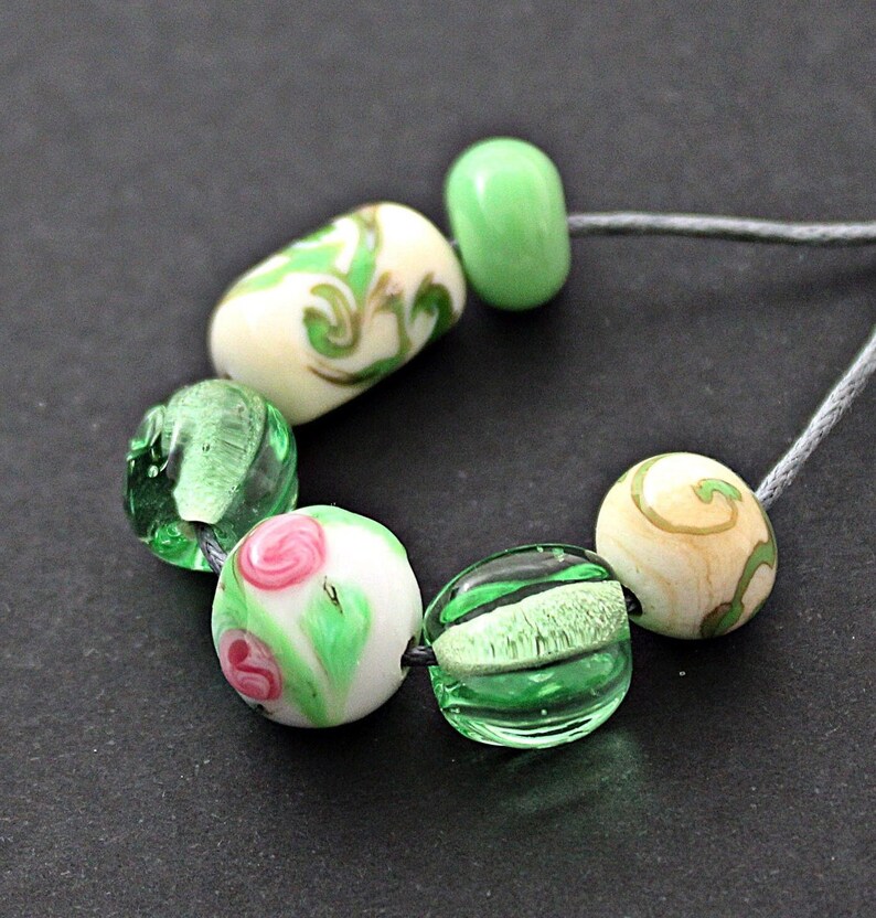 Roze groene wijn handgemaakte Lampwork kralen set, handgemaakte glazen kralen met bloemmotief, bloemen sieraden kralen, ambachtelijke glaskralen, afbeelding 2