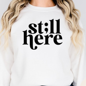 Noch hier Sweatshirt Semikolon Pullover Mental Gesundheit Shirt Still hier Semikolon Suizidprävention Shirt Suizid Awareness Shirt