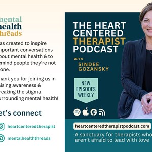 以下が含まれることがあります： 「The Heart Centered Therapist Podcast」というテキストと、ホストの「Sindee Gozansky」の名前、および「毎週新しいエピソード」というテキストが書かれたグラフィック。このグラフィックには、Apple Podcasts、Google Podcasts、Spotifyのソーシャルメディアアイコンも含まれています。「愛をもって導くことを恐れないセラピストのための聖域」というテキストも含まれています。