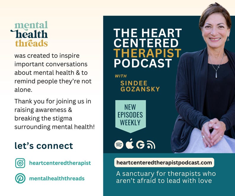 以下が含まれることがあります： 「The Heart Centered Therapist Podcast」というテキストと、ホストの「Sindee Gozansky」の名前、および「毎週新しいエピソード」というテキストが書かれたグラフィック。このグラフィックには、Apple Podcasts、Google Podcasts、Spotifyのソーシャルメディアアイコンも含まれています。「愛をもって導くことを恐れないセラピストのための聖域」というテキストも含まれています。