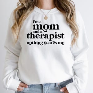 Therapeut Mom Sweatshirt Ich bin eine Mutter und ein Therapeut, nichts erschreckt mich Sweatshirt Therapeut Mom Geschenk für einen Mom Therapeuten