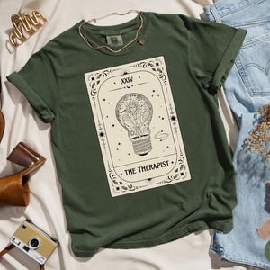 Camiseta de Tarotista con colores cómodos. Camiseta de Tarotista. Regalo para terapeutas y consejeros. Regalo de graduación para nuevos terapeutas.