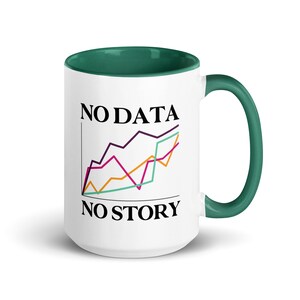 Puede incluir: Taza de café de cerámica blanca con borde y asa verdes. La taza presenta un gráfico en blanco y negro de un gráfico de líneas con el texto "NO DATA NO STORY".