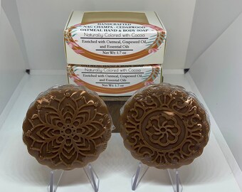 Savon artisanal pour les mains et le corps à l'avoine et au bois de cèdre de 1,7 oz, enrichi d'huile de pépins de raisin et d'huiles essentielles, naturellement coloré avec du cacao