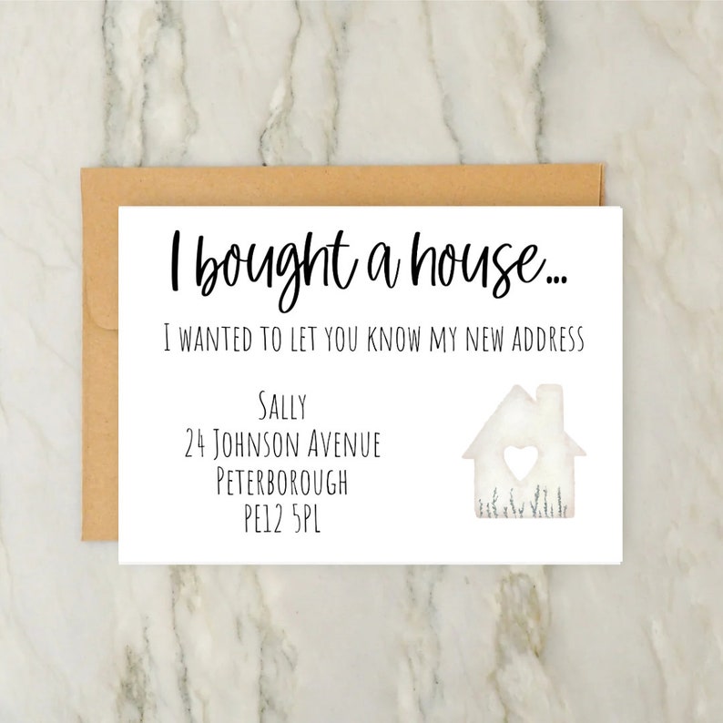 Peut inclure: Une carte d'annonce de d&eacute;m&eacute;nagement rectangulaire blanche avec une enveloppe brune. Le texte indique I bought a house... I WANTED TO LET YOU KNOW MY NEW ADDRESS, suivi d'un nom, d'une adresse et d'une illustration aquarelle d'une maison.