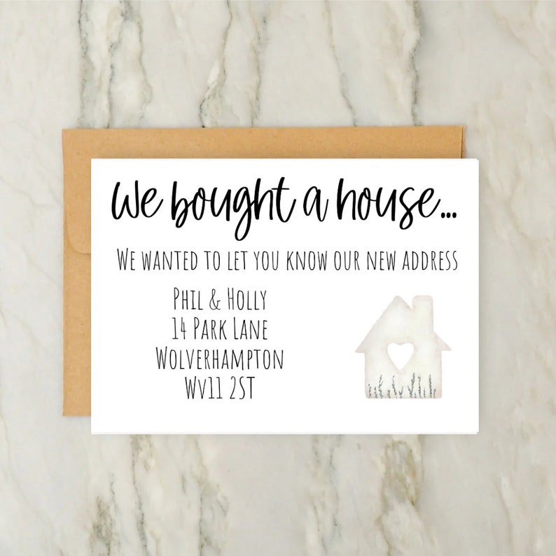 Peut inclure: Une carte d'annonce de d&eacute;m&eacute;nagement rectangulaire blanche avec une enveloppe brune. Le texte indique : We bought a house... We wanted to let you know our new address, Phil & Holly, 14 Park Lane, Wolverhampton, WV11 2ST. Une petite ic&ocirc;ne de maison est incluse.
