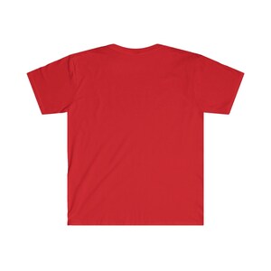 K&ouml;nnte beinhalten: Ein einfarbiges rotes T-Shirt mit kurzen &Auml;rmeln und einem Rundhalsausschnitt.