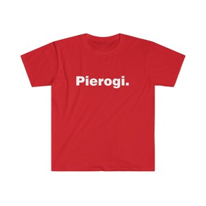 K&ouml;nnte beinhalten: Rotes T-Shirt mit wei&szlig;em Text, der "Pierogi." sagt.