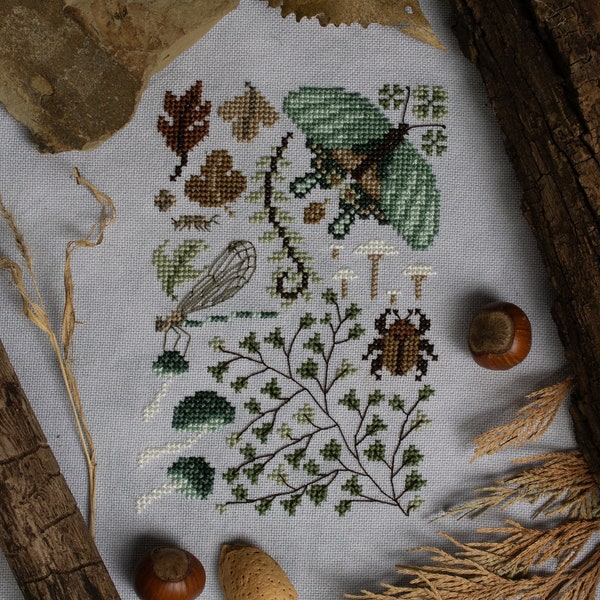 Petrichor Nature Walk Kreuzstichmuster – Schwalbenschwanz-Schmetterling, grüne Damselfliege und Farne Cottagecore-Sampler – digitaler PDF-Download