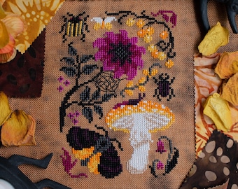 Modèle de point de croix « Promenade en pleine nature à l'heure des sorcières » - Champignons, insectes, baies et fleurs d'Halloween - Téléchargement numérique PDF