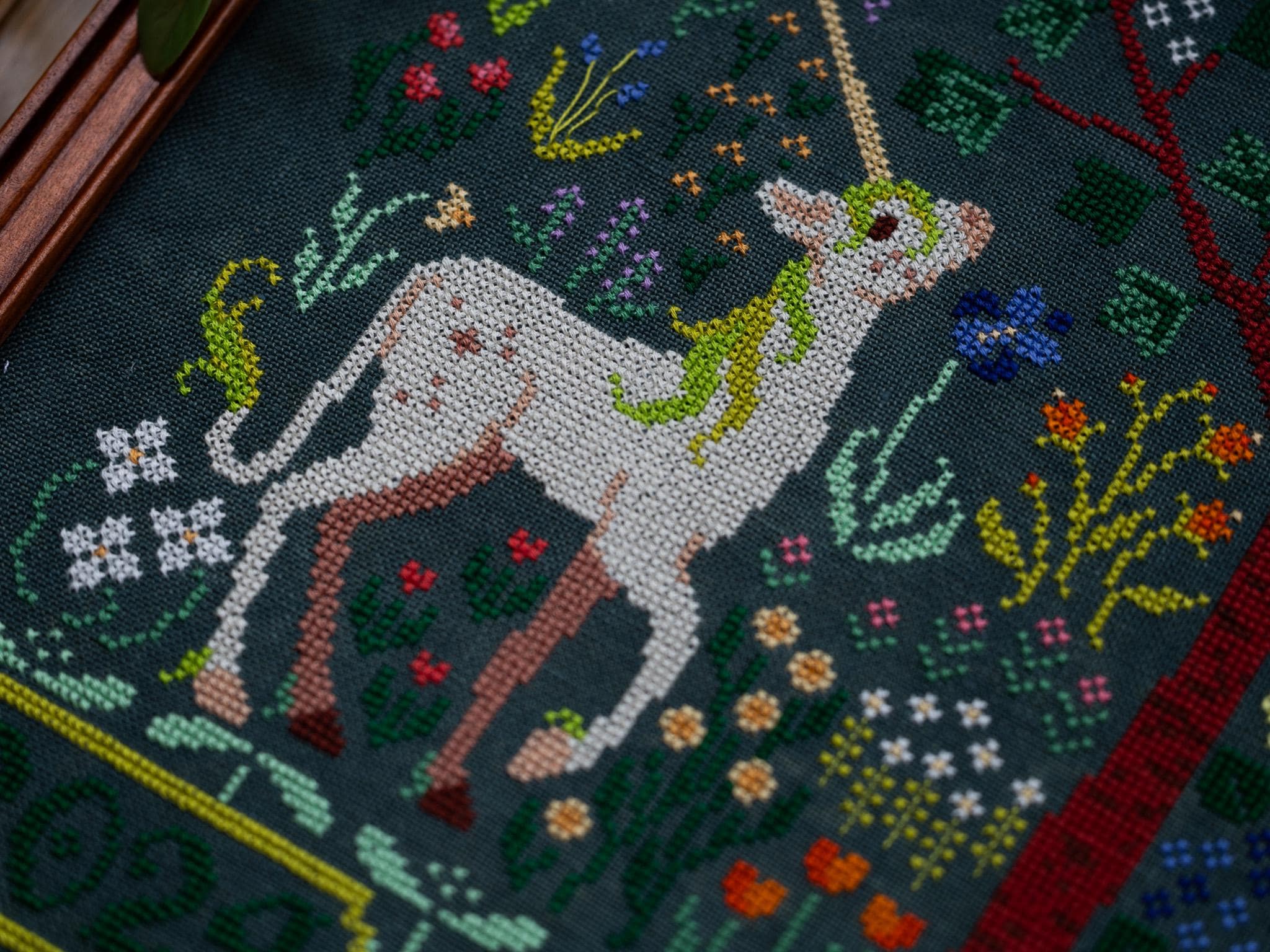 ユニコーンの庭のクロスステッチパターン - 庭に佇むユニコーンに